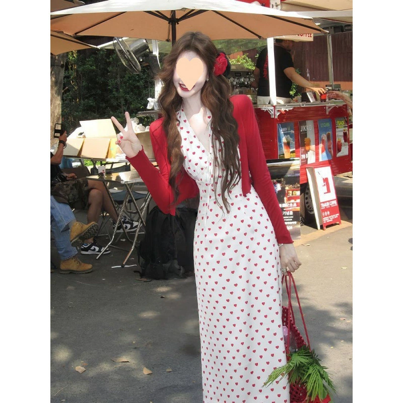 Французское сладкое платье-халтер с сердечками и волнистым краем из атласа для женщин + кардиган, комплект из двух предметов, новинка 2025 года