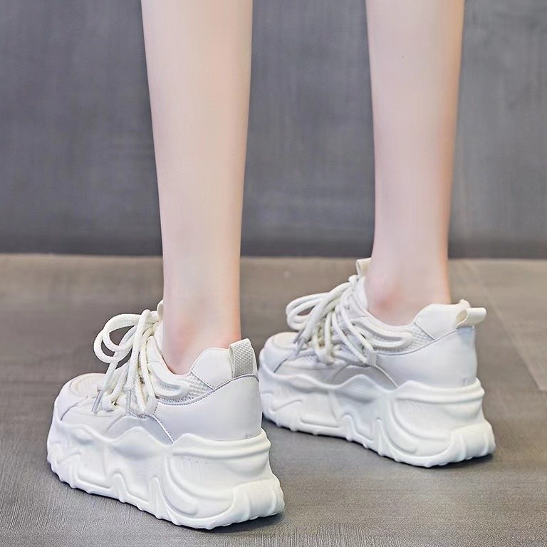 Zapatos respirables de red para mujeres 2025 verano nuevo suela gruesa ultra delgada de altura universal zapatos deportivos casuales para mujeres