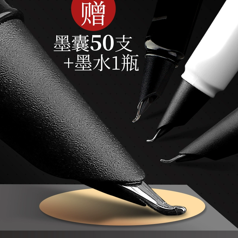 Ученики перьевыми ручками используют искусную ручку, чтобы согнуть острые локти