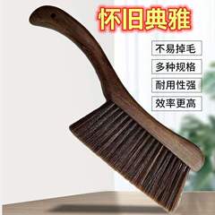 ベッドを掃除して家庭用ベッドのソファーを掃除して寝室を掃除します。