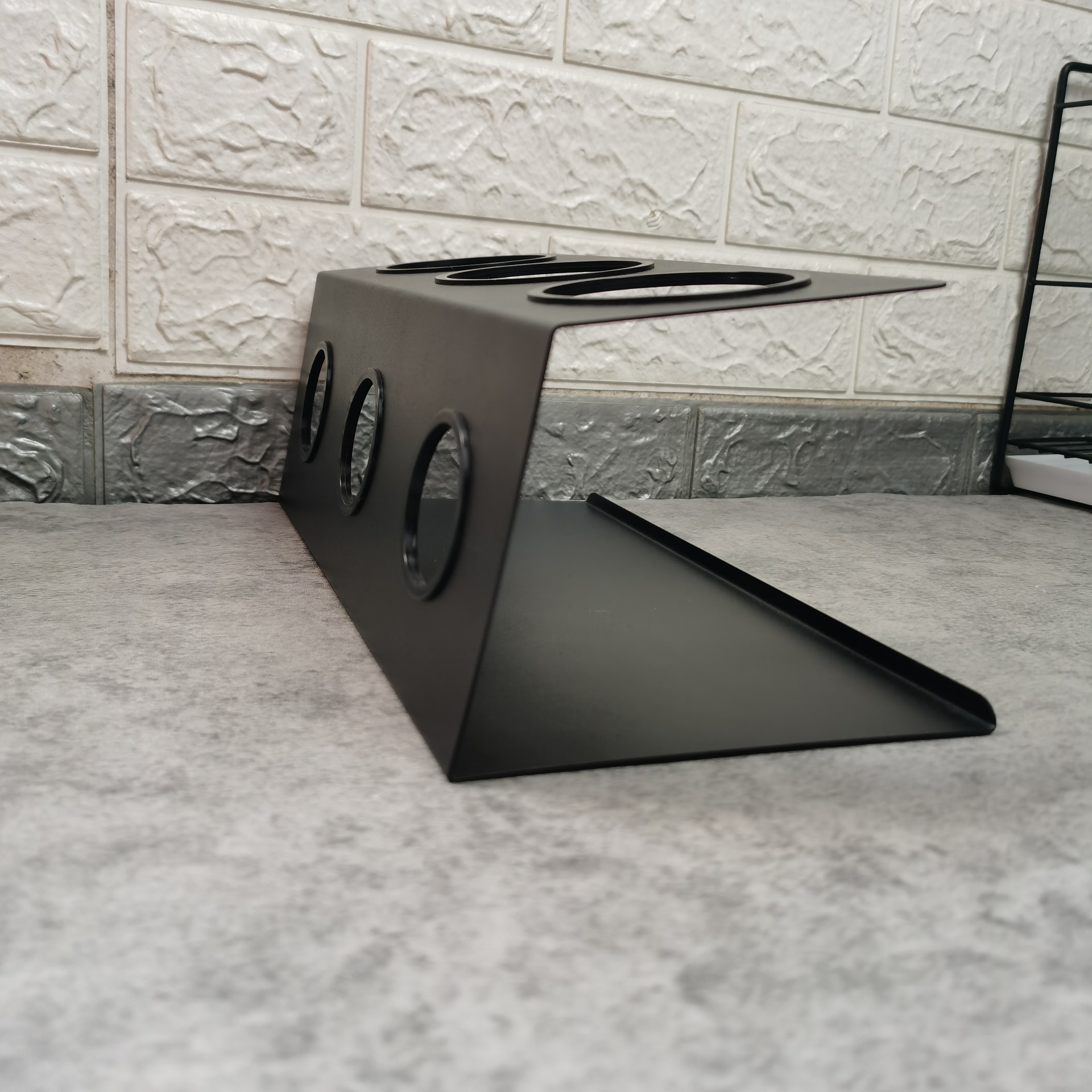 Estante de drenaje de botella de soda de acero inoxidable transfronterizo 2 agujeros 3 agujeros botella de agua de secado portavasos con almohadilla de silicona estante de drenaje