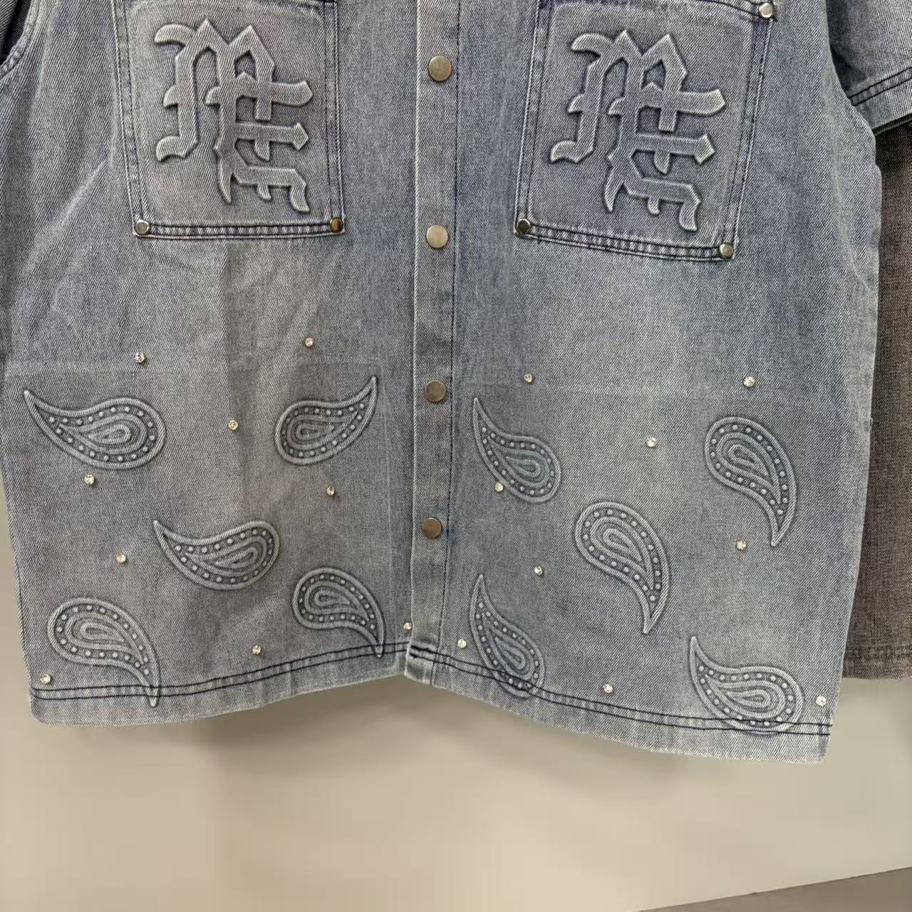 Marchio di tendenza transfrontaliero europeo-americano MIXED&EMOTION Camicia a maniche corte in denim con lettere paisley in rilievo per uomo e_voghion.com