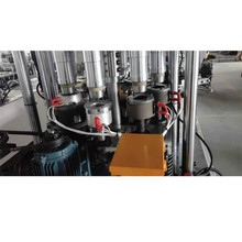 恒谐单面淋膜纸碗机是一种多工位自动成型机械它通过自动送纸