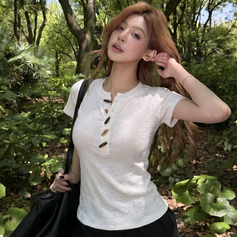 Textured Horn Button Short-Sleeve T-Shirt for Women, Summer New Style, Slim Fit, Versatile, Henley Collar, White, Regular Shoulder Top