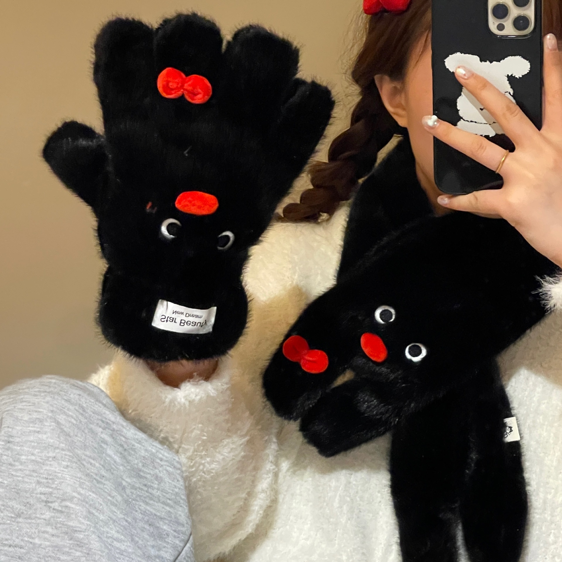 Otoño y invierno cálido y terciopelo grueso lindos pingüinos guantes de pelusa de cinco dedos para mujeres colgantes de cuello fría bufandas de cuello