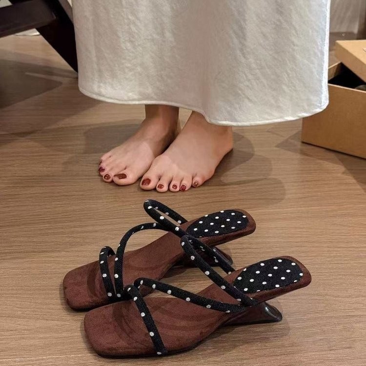 Explosión de estilo francés 2026 nuevo verano de una línea de sandálias de mujer tacones gruesos de moda casual zapatillas de dedos desnudos mujeres image 3