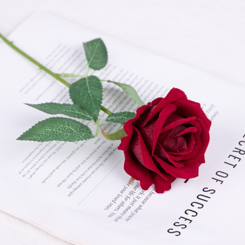 Simulación de flores de rosa de mano única tela de terciopelo cascada pared de flores decoración de boda flores falsas al por mayor