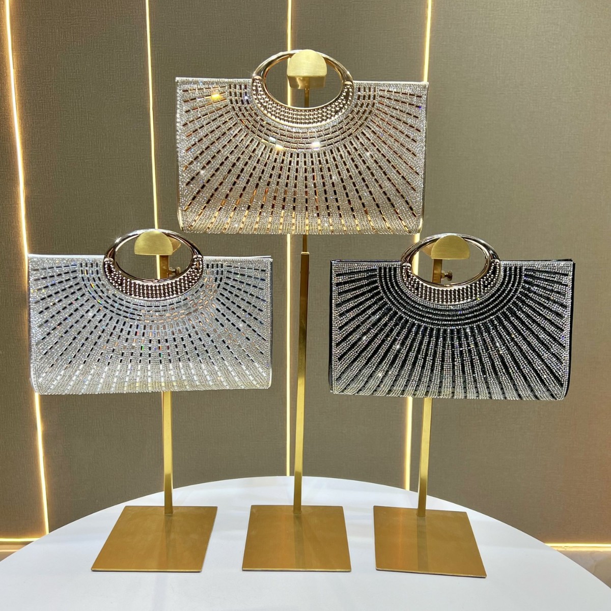 Nuova borsa a mano retrò europea e americana con strass, borsa a catena leggera di lusso per la sera, elegante e alla moda._voghion.com