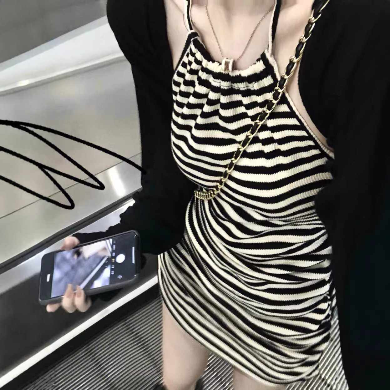 Pure and alluring sexy backless pleated striped halter neck waist-cinching dress for women, slimming and figure-hugging short skirt for summer.