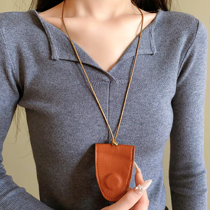 Estilo retro de Hong Kong cuerda de cuero artificial bolso pequeño collar moda todo-fósforo cadena de suéter de media luna fuera de la calle joyería de alta gama mujer