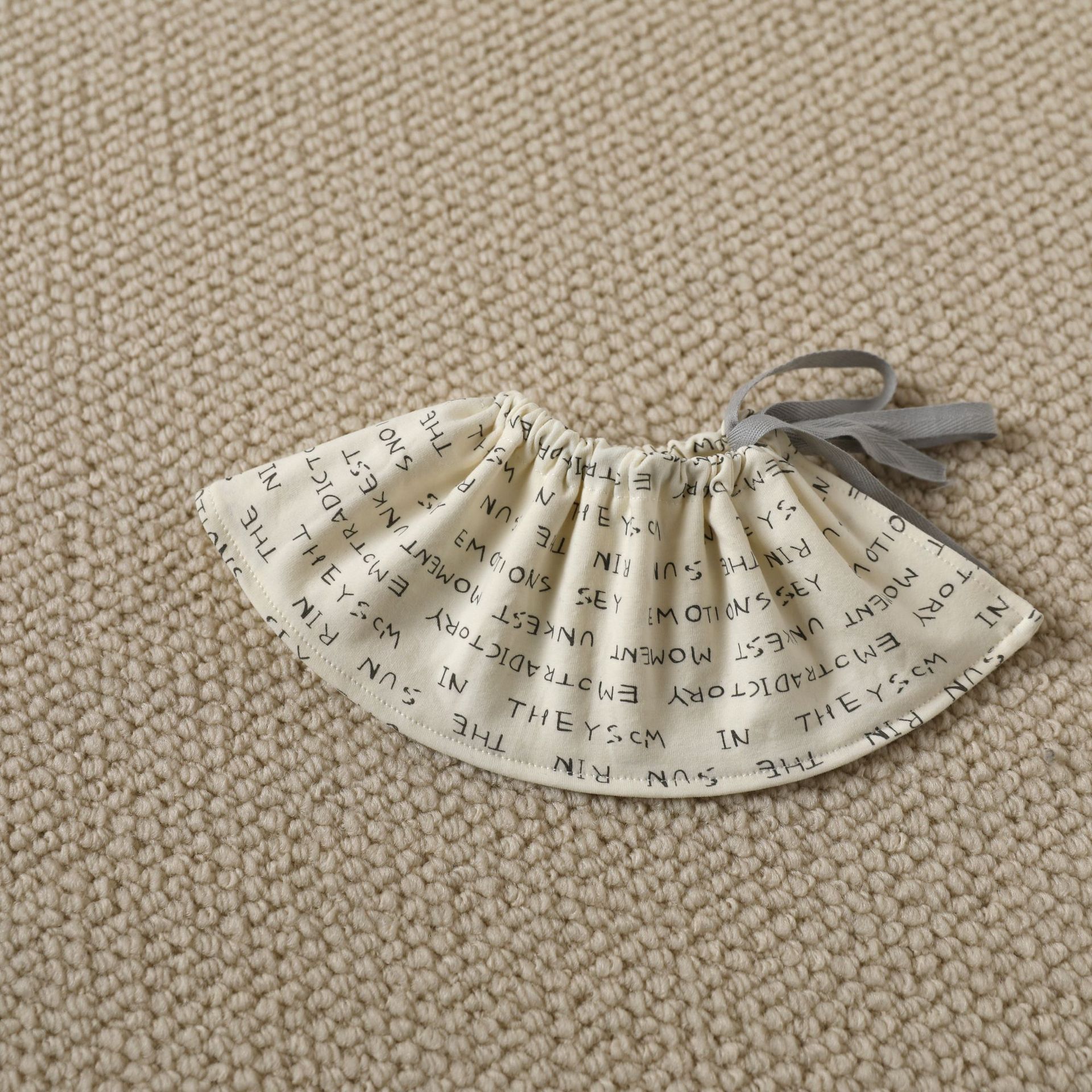 Warm white ink-drawstring saliva towel