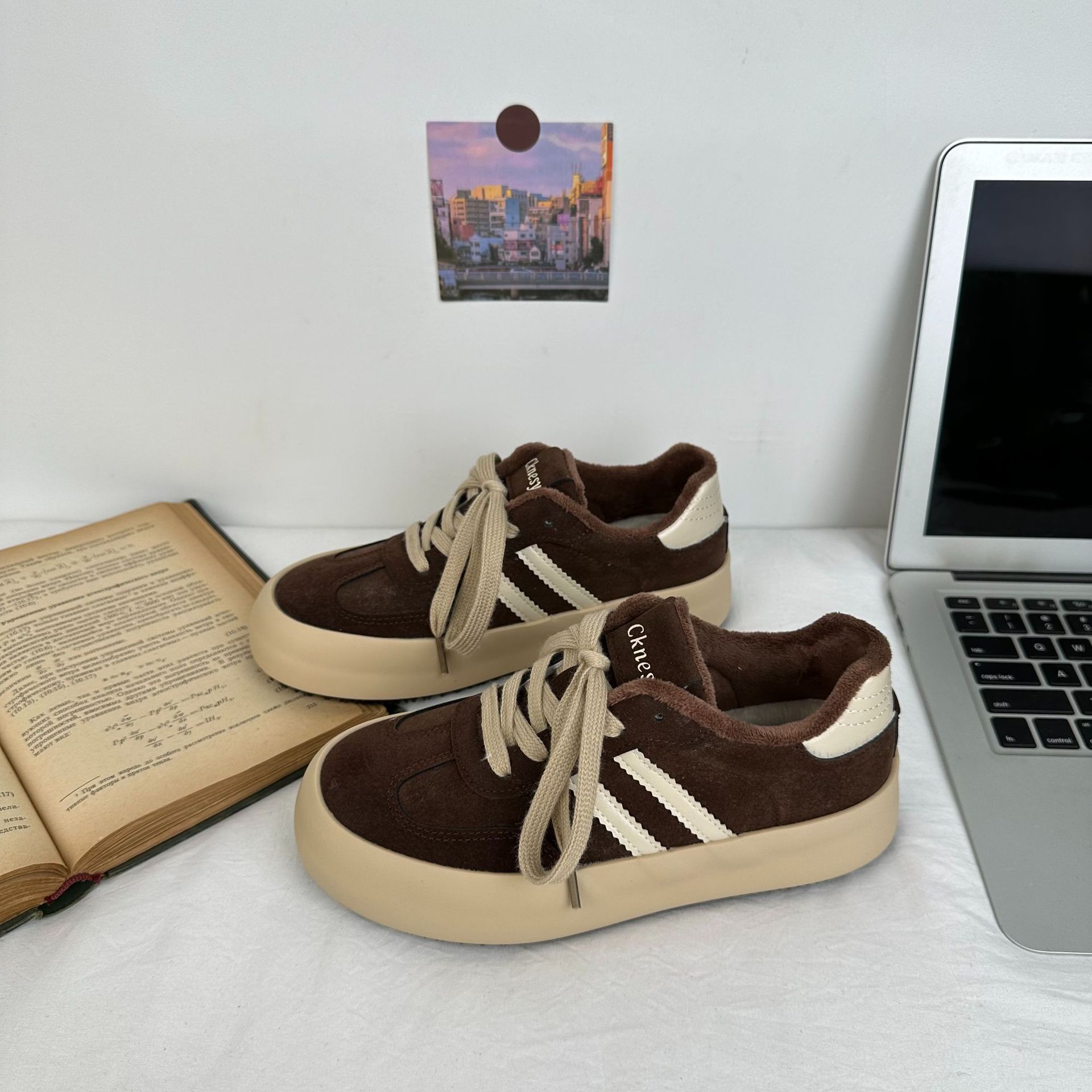 Color café americano más dos zapatos de entrenamiento alemán de algodón invierno para mujer más terciopelo cálido 2024 nuevos zapatos de algodón zapatillas 6598 generación