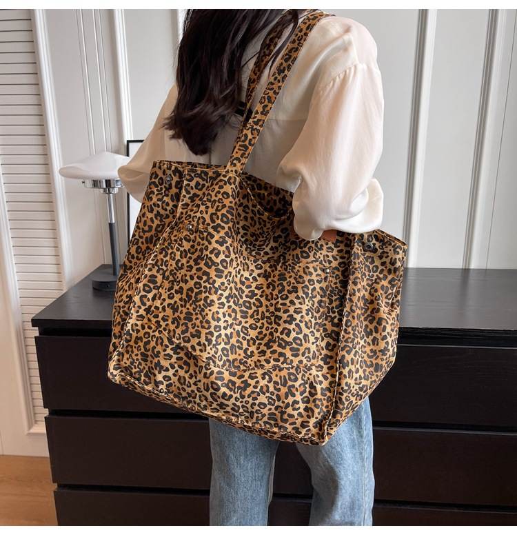 Frau Segeltuch Leopard Strassenmode Eimer Reißverschluss Schultertasche display picture 4