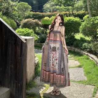 法式复古民族风印花吊带连衣裙女夏云南古城旅游穿搭休闲度假长裙
