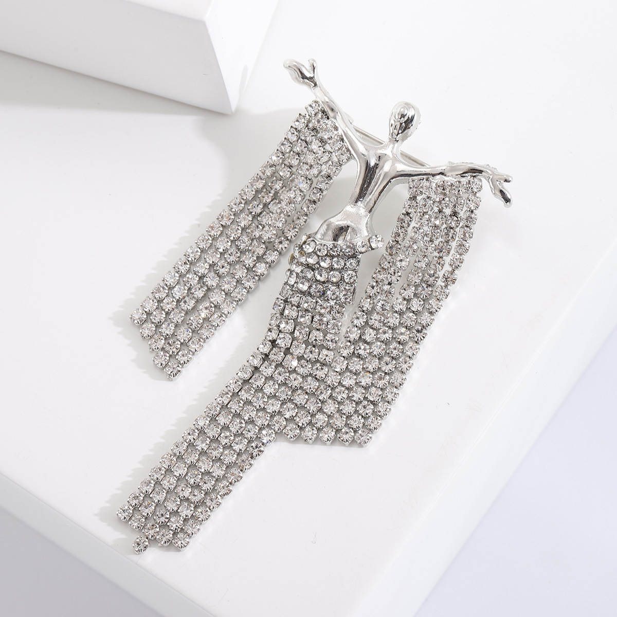 All Seasons Season Elegant Lady Streetwear Pin Human Geometric Tassel Alloy Rhinestones Women's Brooches