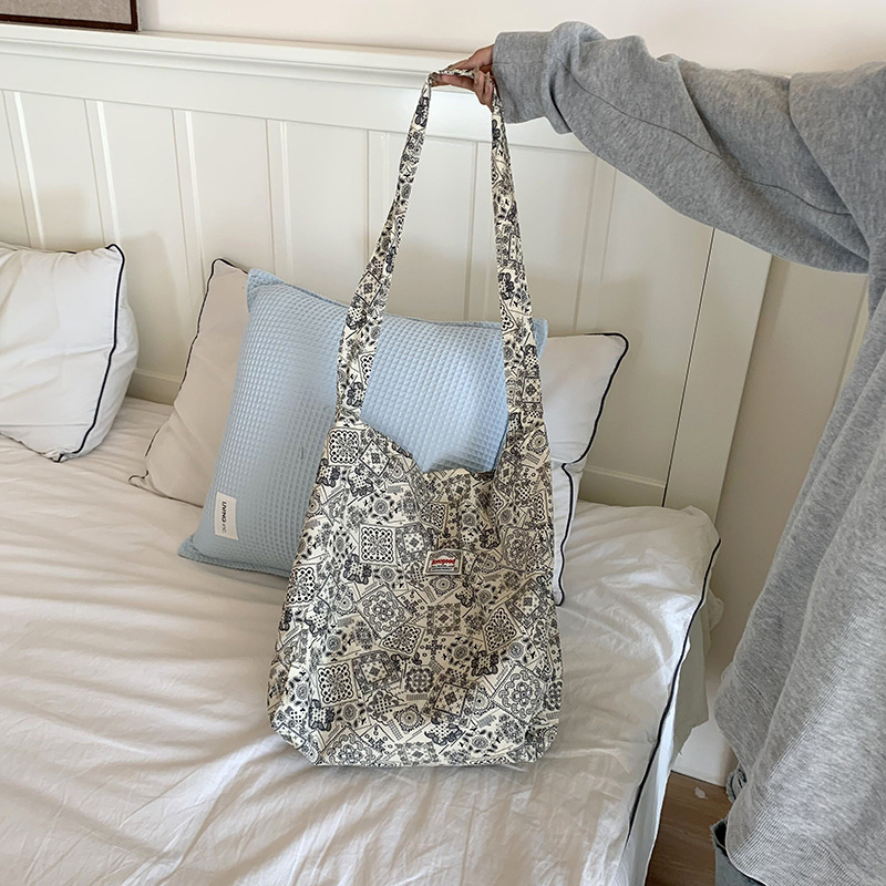 Anacardos cuadrados de fondo blanco