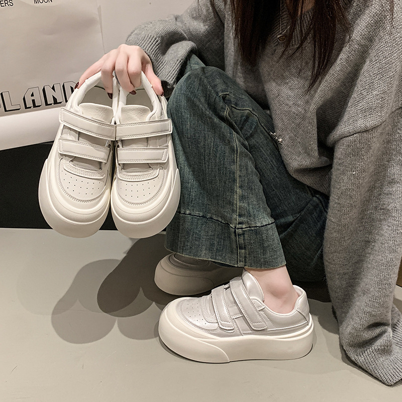Masovismo de primavera de 2025 nuevos zapatos casuales de suela gruesa con velcro para aumentar la altura de un solo zapato para estudiantes zapatos blancos pequeños