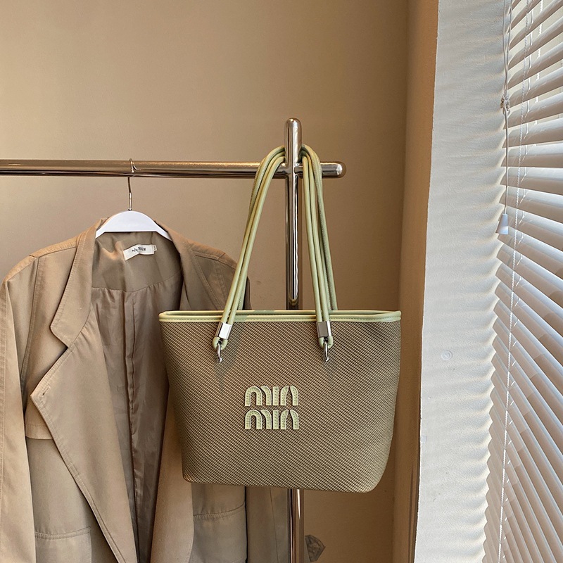 Bolso de alta gama para mujer de gran capacidad 2025 nuevo estilo primavera y verano diseño de nicho bolso de mensajero bolso de cubo portátil para mujer