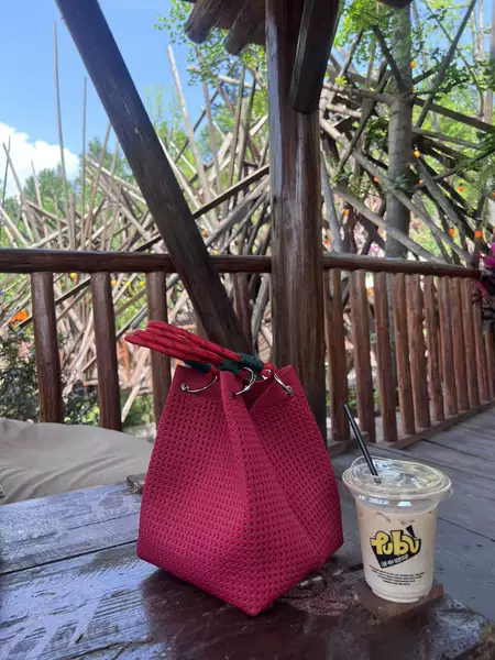 New hollow-out solid color knitted handbag, summer fashion bright colorful handbag, exquisitely woven women's bag