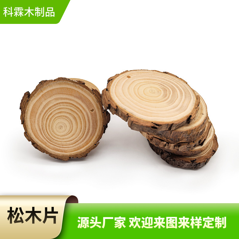 卸売りの丸太の板は樹皮の年輪の木片を持って背景の壁の木の切れの天然の原木の切れのクリスマスの装飾用を飾ります。|undefined