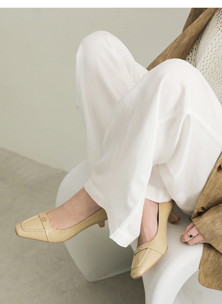 Giày cao gót nữ mũi nhọn cổ điển, gót thô vừa, họa tiết hoa sơn trà, dáng slip-on — đen chi tiết 4