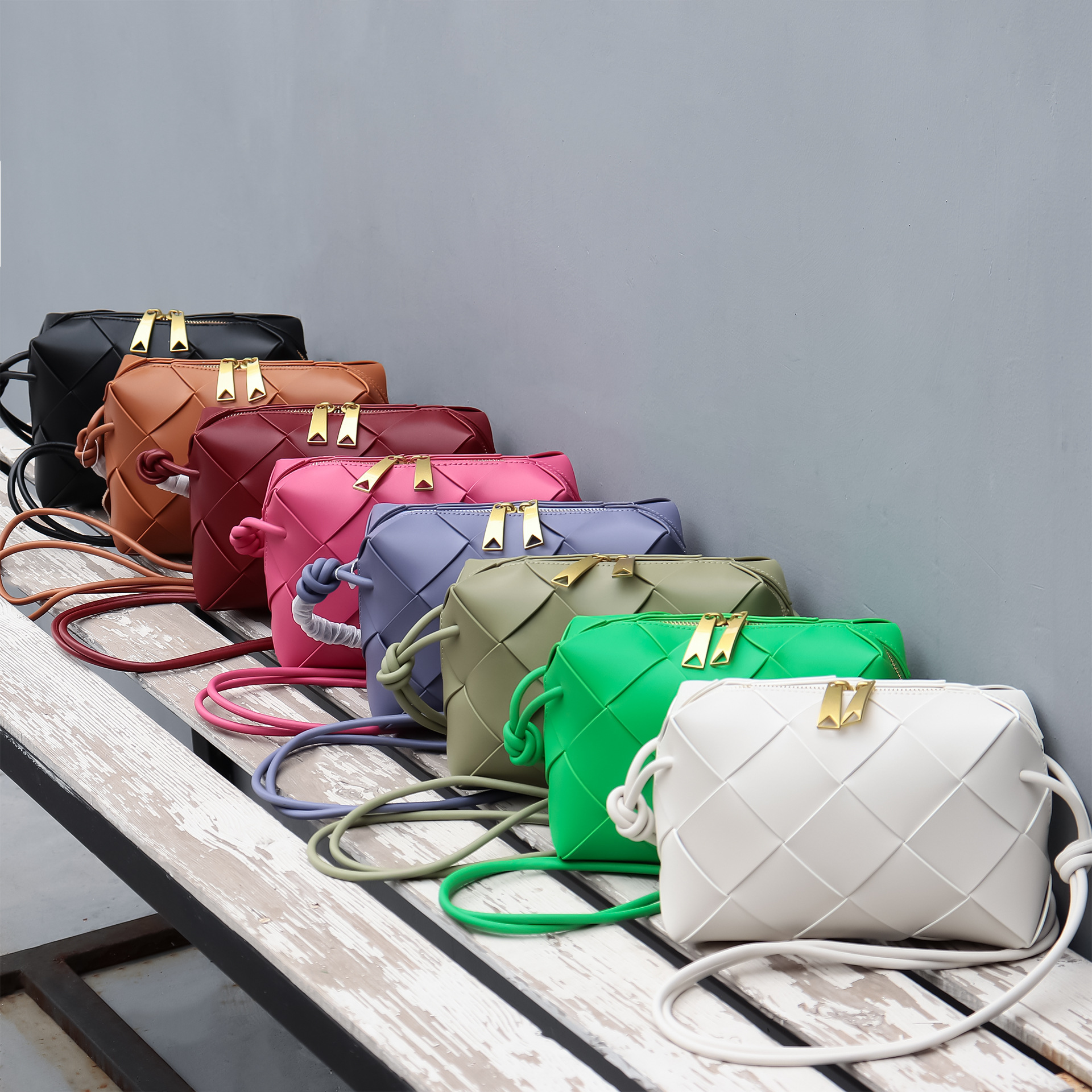 2023 nueva bolsa de mensajero tejida nicho de alta calidad de cuero genuino rombo bolsa de moda todo partido pequeño bolso cuadrado bolsa de hombro para mujeres