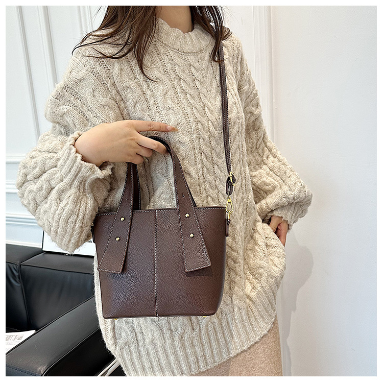 PU Fashionable Handheld Tote Bag With Large Capacity 2023 New High End And Small Mom's One Shoulder Crossbody Small Square Bag_voghion.com