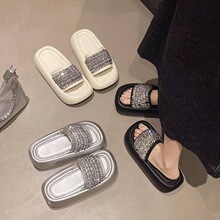 �W��һ����Ů�ě�Ь�����������Ь�r���ɸ���ɳ��Ь��ɫ