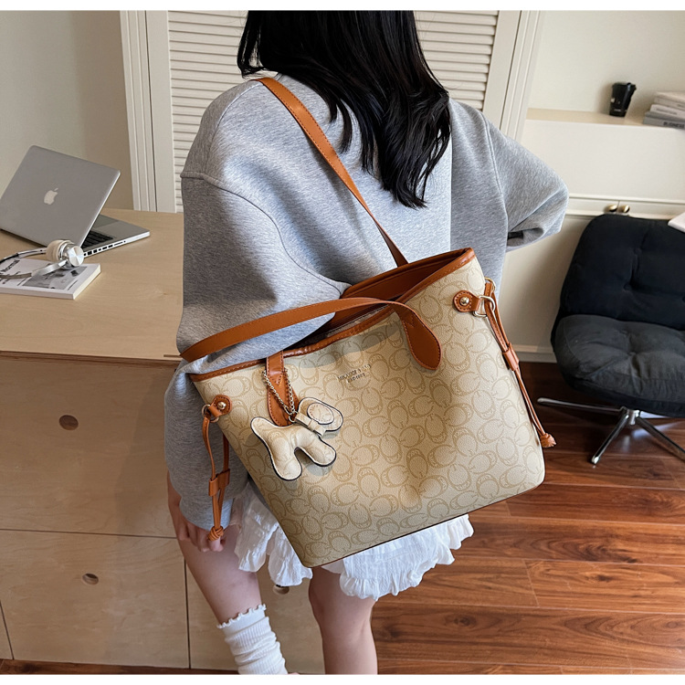 Korean high-end, versatile and retro single-shoulder commuter bag for women, new summer 2025 large-capacity fashionable tote bag undefined