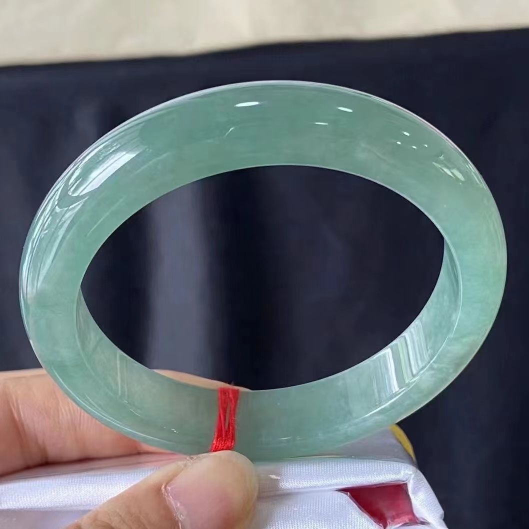 Vòng tay ngọc bích tự nhiên A hàng, nước xanh băng, trong suốt cao cấp