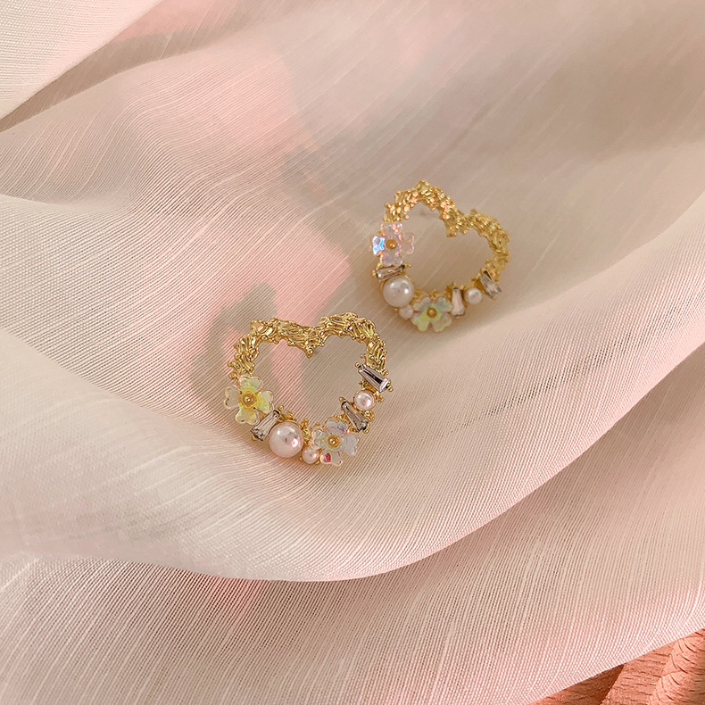 Hollow Design Sense Love Heart Stud Earrings Female Graceful and Fashionable Korean Internet Influen