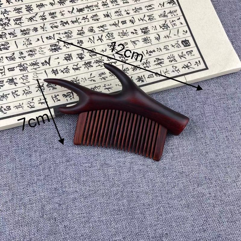 白檀の歯が細く彩られた双魚月型の櫛、細かい歯で髪を滑らかにする櫛、ヘアケア用櫛、女性へのギフト、携帯用櫛|undefined