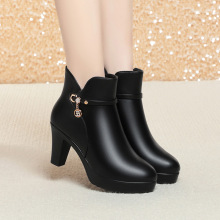 秋冬新款软皮防水台加绒中老年妈妈鞋2025中筒粗跟水钻棉靴皮靴女