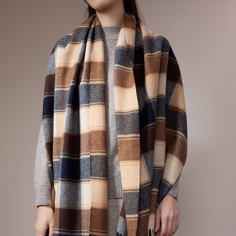 Woolen scarf with tassels