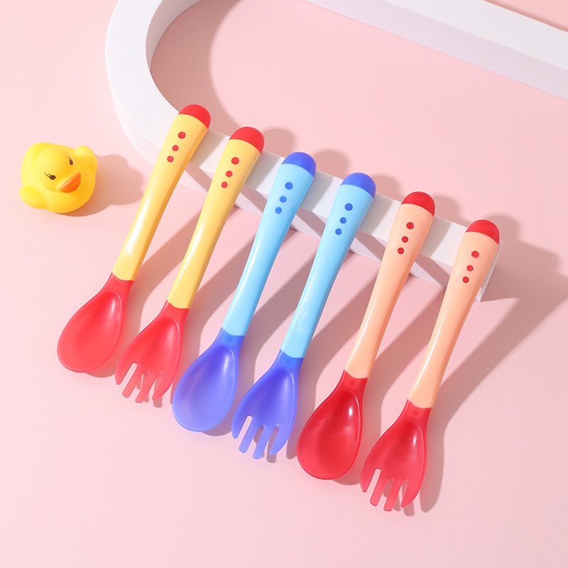 Bebé a temperatura sensible color cambiante cuchara tenedor anti-scald vajilla traje bebé silicona cuchara de los niños cuchara cabeza suave suplemento alimenticio cuchara al por mayor