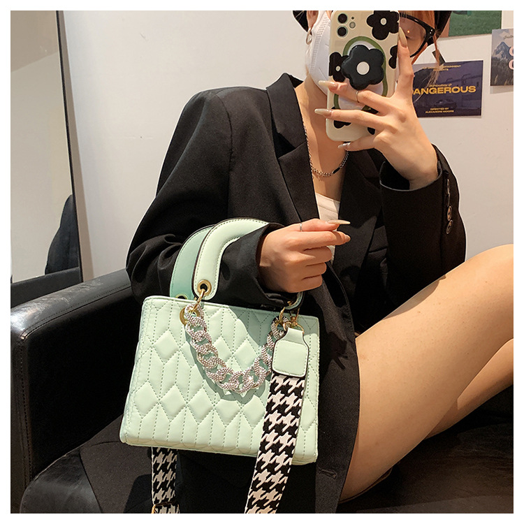 Daily Occasion PU Leather Material Solid Color Pattern Women's Medium All Seasons Pu Leather Solid Color Fashion Chain Square Zipper Handbag
