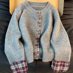 偽の2枚の韓国系の丸首は格子のセーターの女性の2025春秋の新型の上着のゆったりしているカジュアルなニットのカーディガンをつなぎます。