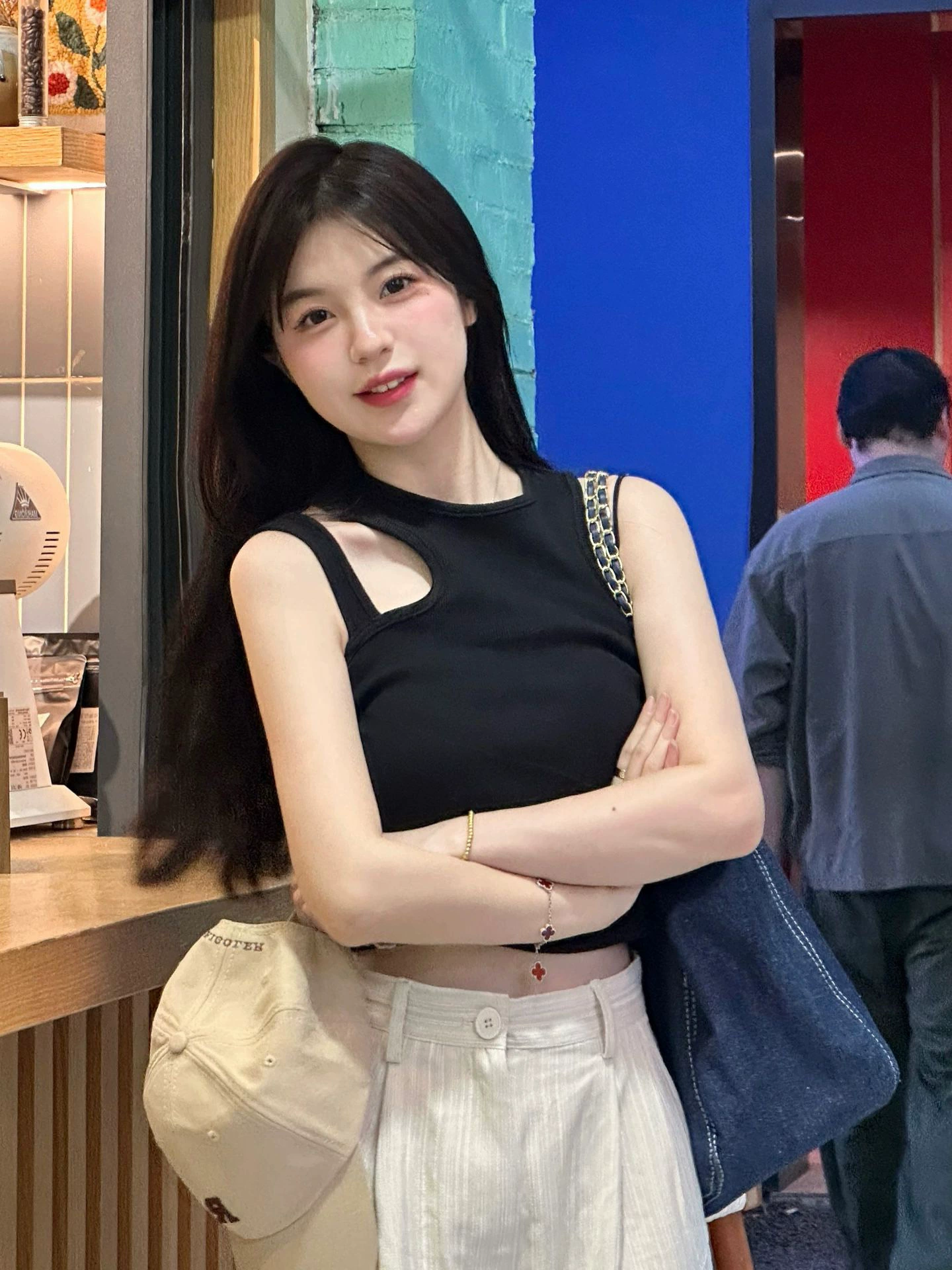 Черный топ без рукавов с вкладышами для груди для женщин летом, спортивный бюстгальтер с изогнутым вырезом, короткий топ на плечах