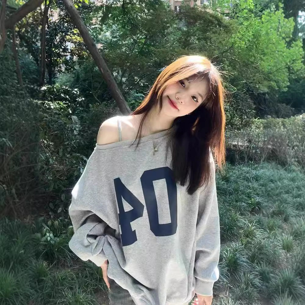 American Style Hot Girl Slant Shoulder Digital Design Sense Long Sleeve Sweatshirt Women's Spring and Autumn New 2024 Pure Desire Loose Shoulder Top
