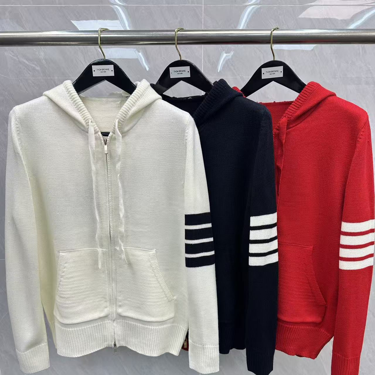 Sweater with hood with zipper