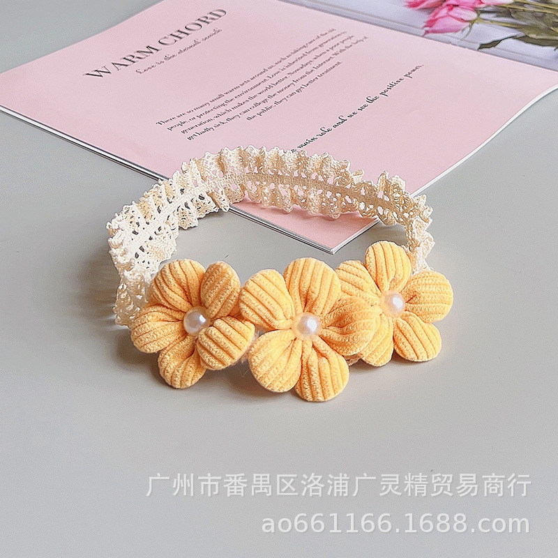 Three small flowers pale yellow (bulk)