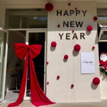 圣诞节甜品店咖啡店户外门口打卡拍照背景氛围布置道具红色毛线球