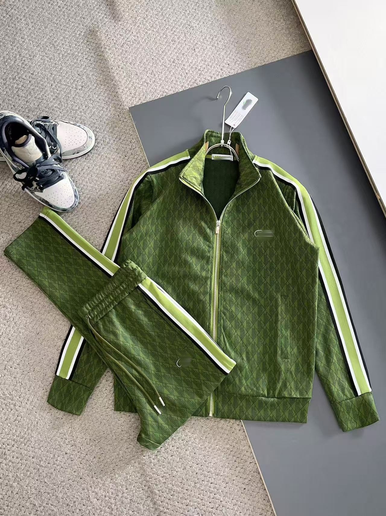 Dark green / M