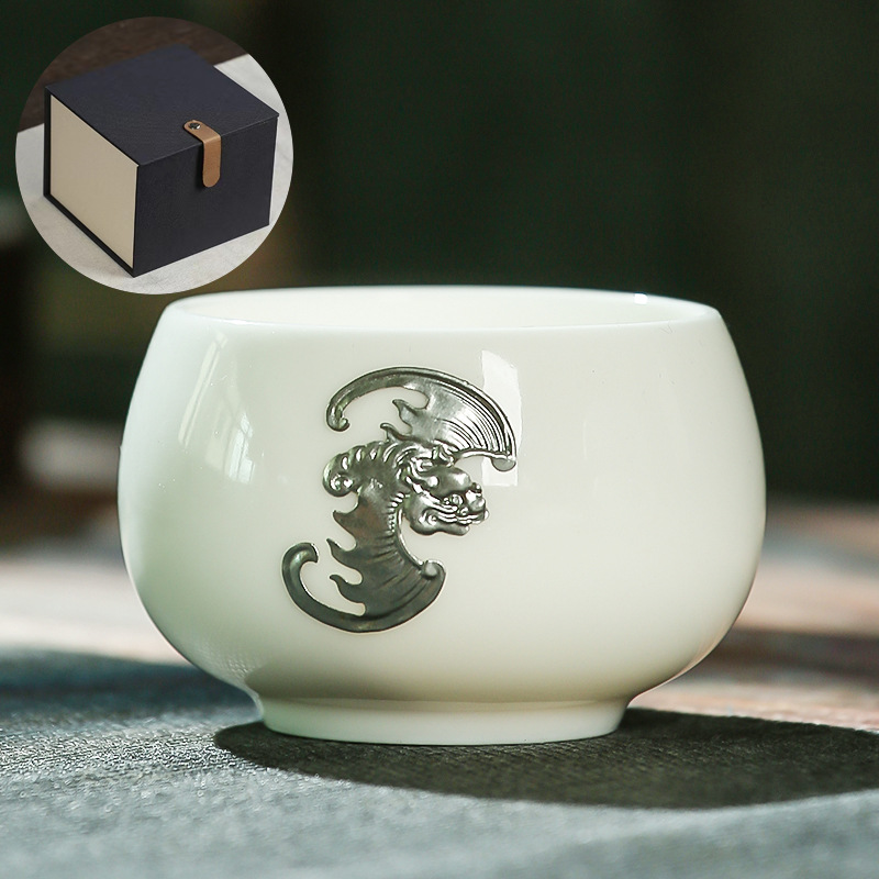 선물 상자에 흰 도자기 박쥐