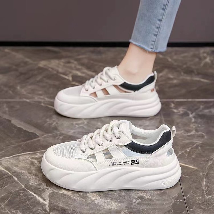 Zapatos de malla transpirables para mujeres 2024 verano delgados huecos zapatos blancos con suela gruesa aumentada nicho versátil zapatos de skate para estudiantes