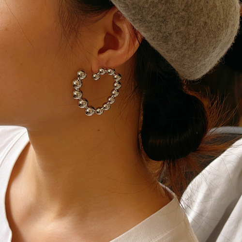 Elegant and Stylish 18K Gold Hollow Bead Unusual Heart-Shaped Earrings with a Unique and Trendy INS Aesthetic, Exaggerated Ear Accessories