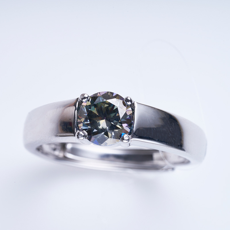 Anillo de plata S925 de cuatro garras de mujer con un anillo de hip-hop de piedra de mozanita gris de un quilate de oro incrustado