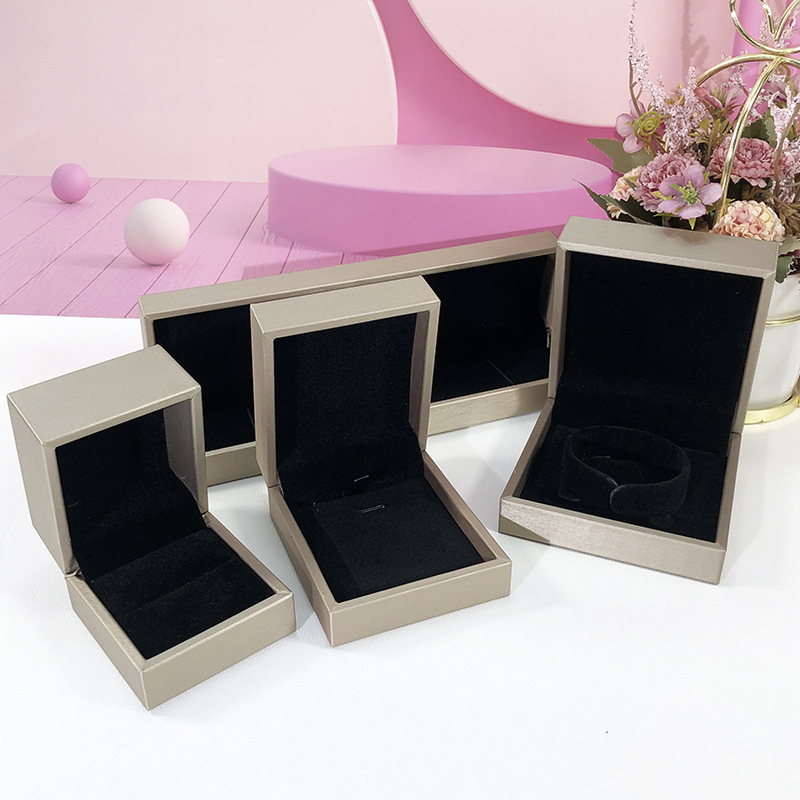 厂家直销金色厚边拉丝PU皮首饰盒戒指盒吊坠盒饰品包装盒子手链盒