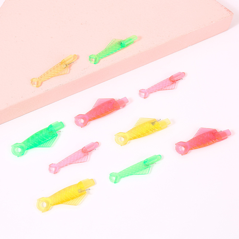 メーカー卸売りのミニ魚型の針を通して多規格のカラープラスチックの線を通します。|undefined