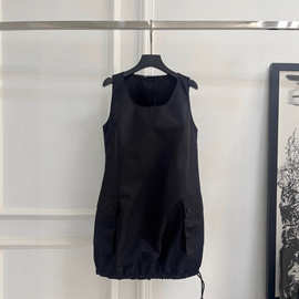 25年夏季新款女士休闲时尚背后三角标志连衣裙 懂得来